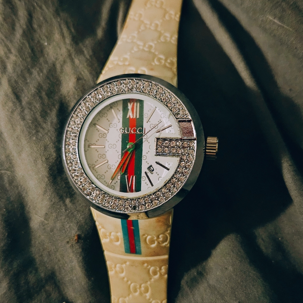 Authentic Gucci Wristwatch with 1.93ctw Natural Diamond Bezel Face